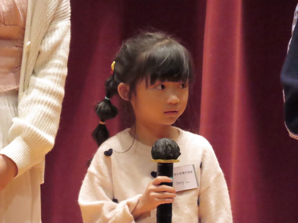 在「愛德循環運動 50 週年金禧紀念暨『微電影首播禮』及『義工嘉許禮』」的現場，最觸動人心的，莫過於那部由義工與專業團隊共同創作的微電影。導演麥爵閎(麥導)與編劇 Steven 在籌備期間走訪了多位義工與受助者，聆聽他們的真實經歷，並將這些故事濃縮成影像語言。對他們而言，這部作品不只是敘述服務，更是一種詮釋「無償付出、無條件關懷」的精神——「愛運不只是提供服務，而是用愛去照顧每一個人。」這份信念，成為整部作品的靈魂。