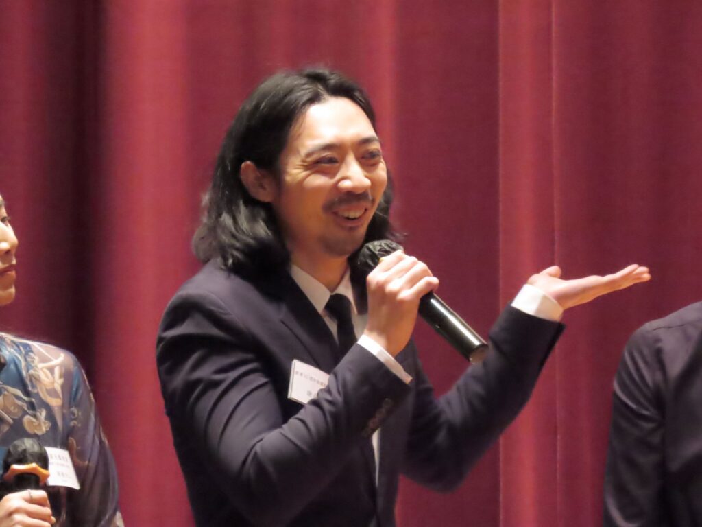 在「愛德循環運動 50 週年金禧紀念暨『微電影首播禮』及『義工嘉許禮』」的現場，最觸動人心的，莫過於那部由義工與專業團隊共同創作的微電影。導演麥爵閎(麥導)與編劇 Steven 在籌備期間走訪了多位義工與受助者，聆聽他們的真實經歷，並將這些故事濃縮成影像語言。對他們而言，這部作品不只是敘述服務，更是一種詮釋「無償付出、無條件關懷」的精神——「愛運不只是提供服務，而是用愛去照顧每一個人。」這份信念，成為整部作品的靈魂。