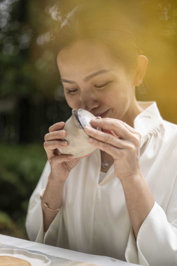 當我們談論療癒、靈性、生活品質時，很少有人能像她一樣，把這些看似抽象的概念，轉化為日常中每一頓飯、每一個空間、每一場交流中所能觸碰到的美。關琬潼Shadow —— 一位生活美學的實踐者，用二十年的創意與行動，將美育從藝術館帶入我們的餐桌與日常。一如她的作品與理念，她相信，美，不是遠方的風景，而是我們每一個當下的選擇。