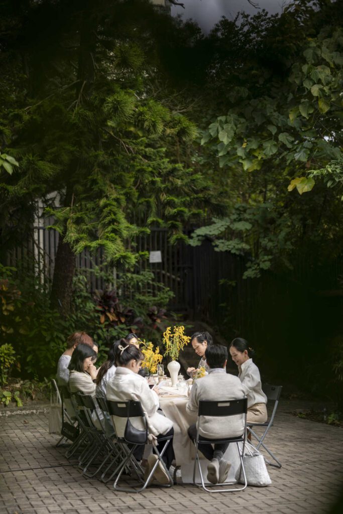 當我們談論療癒、靈性、生活品質時，很少有人能像她一樣，把這些看似抽象的概念，轉化為日常中每一頓飯、每一個空間、每一場交流中所能觸碰到的美。關琬潼Shadow —— 一位生活美學的實踐者，用二十年的創意與行動，將美育從藝術館帶入我們的餐桌與日常。一如她的作品與理念，她相信，美，不是遠方的風景，而是我們每一個當下的選擇。