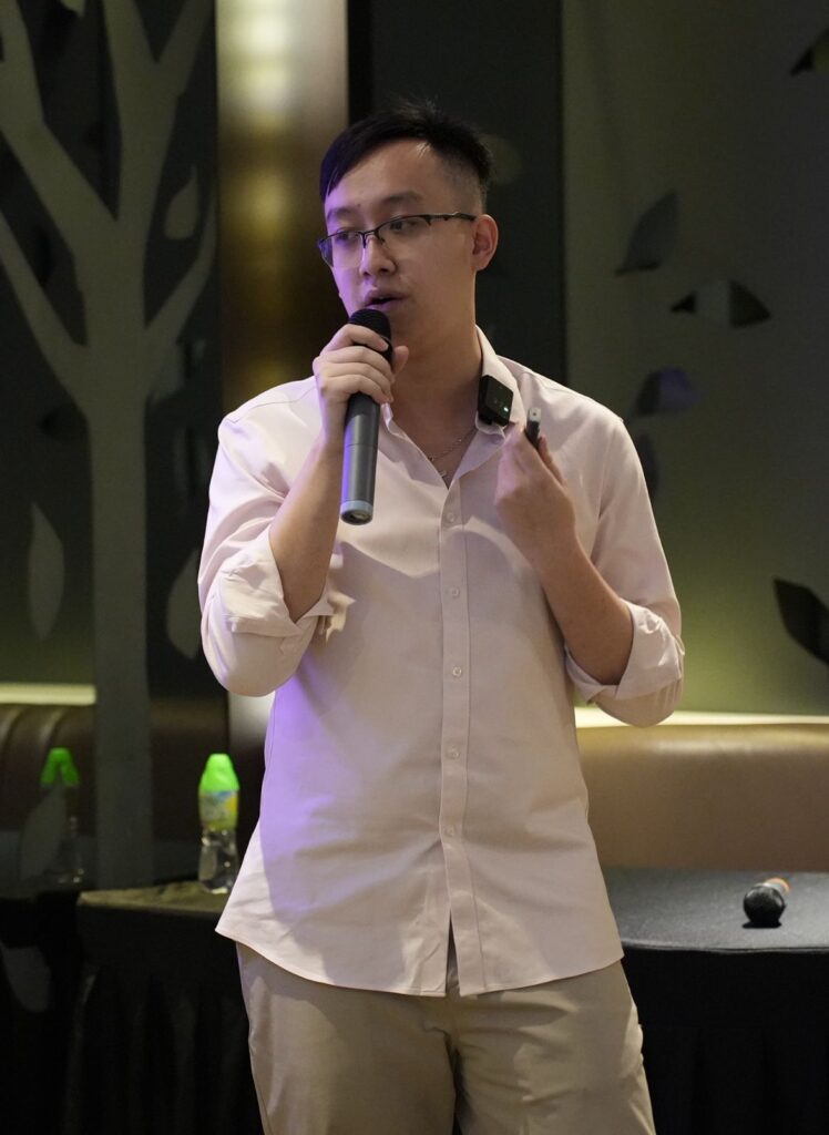 鄭尚賢（Nathan）曾經相信，只要夠努力、夠會說話、夠懂策略，就能走得比別人快。他走入金融與創業領域，和一群自信滿滿的同輩並肩奔跑，學習如何說服、如何推銷、如何在最短時間內獲得最多資源。但隨著時間過去，他開始發現，那些看似漂亮的話語與制度背後，藏著許多空洞——他人無法真正被改變，自己也沒有更靠近理想。