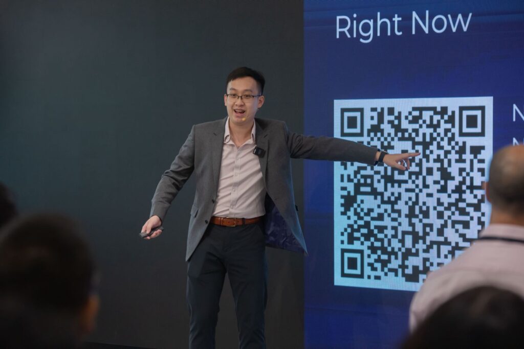 鄭尚賢(Nathan)從年輕時起,就對「人如何學習」這件事充滿興趣。他早早站在教育現場的一角,觀察課堂如何運作、學員如何反應,語言怎麼影響一個人的思維方式。他不只關心知識的內容,更在意知識的傳遞方法,以及學習過程中,人的理解與轉變。他的經歷橫跨企業訓練、語言教學、設計與專案管理,每一段經歷都讓他更靠近一個核心問題:怎麼讓一個人真正學會思考、表達與選擇。他相信,教育的力量來自清晰的語言、對人的敏感,以及對現場的掌握力。這條路不是預先設計好的,而是一步步走出來的。他選擇用實踐累積經驗,用觀察提煉方法,再用語言把它們清楚地交出去。