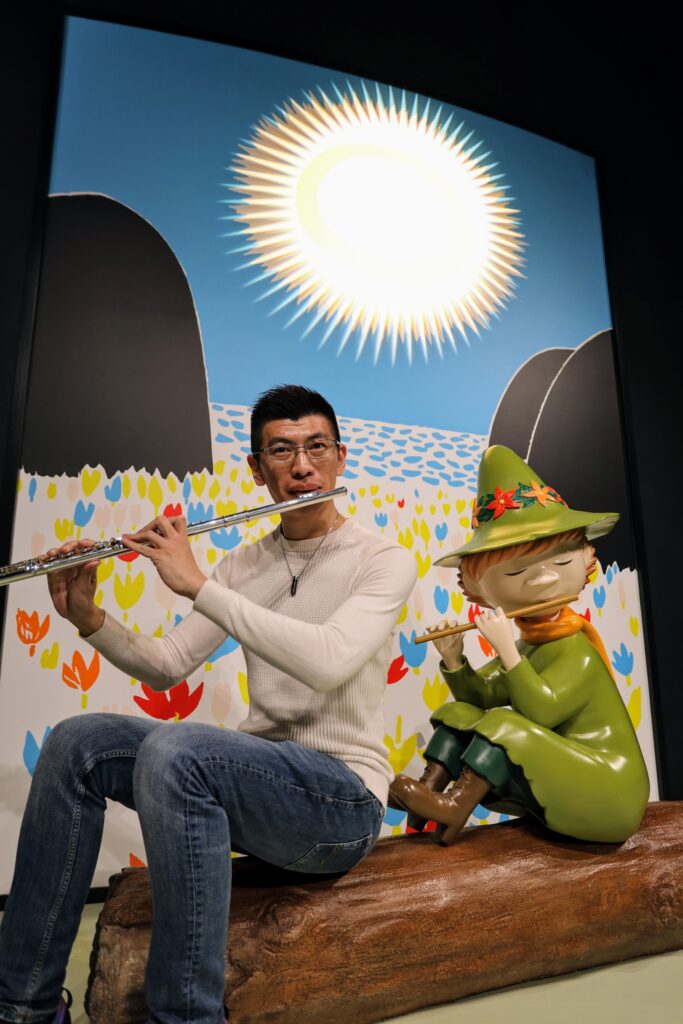 他是一位音樂導師，也是一位默默陪伴學生成長的同行者。在課堂上，他不只是教授吹奏技巧，更多時候，是在聽學生說話——訴說來自生活的壓力，在家庭中感到的無奈，說那些別人看不見的情緒。李駿傑（Nicky）的故事，不是關於成名或成功，而是關於一個人如何用音樂、教育與康復後體適能訓練，連結一個又一個曾經感到無助和被忽略的學生。這是一段關於理解與被理解的過程，也是一場關於堅持初心的旅程。