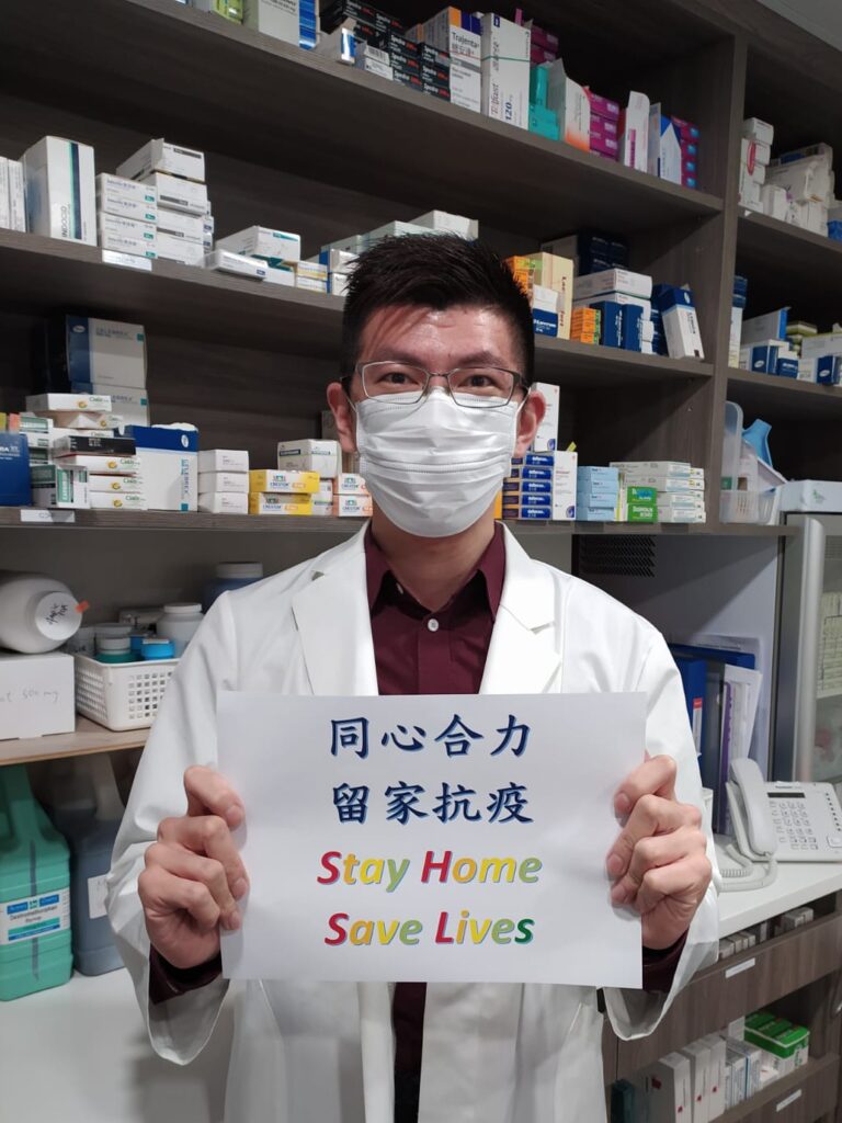 他曾是香港私營醫療體系中備受信賴的藥物部主管，領導團隊對抗疫情期間的藥物荒；他也曾是日夜顛倒、責任壓頂的前線管理者，在高壓工作中透支健康。然而，當人生走到十字路口，李駿傑（Nicky）選擇了另一條截然不同的路——走進音樂教育與復康訓練的世界，成為一位用心聆聽、用專業陪伴的導師。他的故事不只是關於轉行，更是一次對生命價值的重新定義。