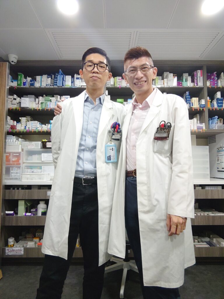 他曾是香港私營醫療體系中備受信賴的藥物部主管，領導團隊對抗疫情期間的藥物荒；他也曾是日夜顛倒、責任壓頂的前線管理者，在高壓工作中透支健康。然而，當人生走到十字路口，李駿傑（Nicky）選擇了另一條截然不同的路——走進音樂教育與復康訓練的世界，成為一位用心聆聽、用專業陪伴的導師。他的故事不只是關於轉行，更是一次對生命價值的重新定義。