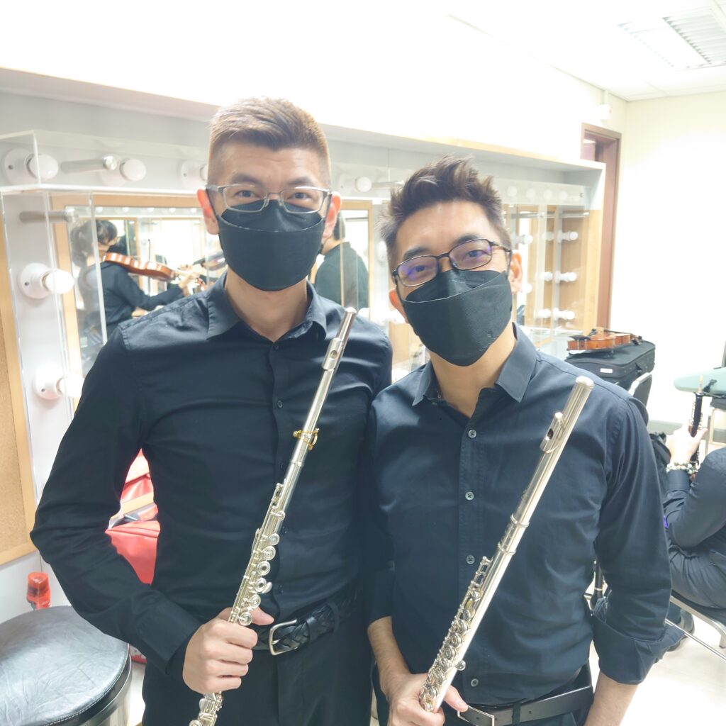 他曾是香港私營醫療體系中備受信賴的藥物部主管，領導團隊對抗疫情期間的藥物荒；他也曾是日夜顛倒、責任壓頂的前線管理者，在高壓工作中透支健康。然而，當人生走到十字路口，李駿傑（Nicky）選擇了另一條截然不同的路——走進音樂教育與復康訓練的世界，成為一位用心聆聽、用專業陪伴的導師。他的故事不只是關於轉行，更是一次對生命價值的重新定義。