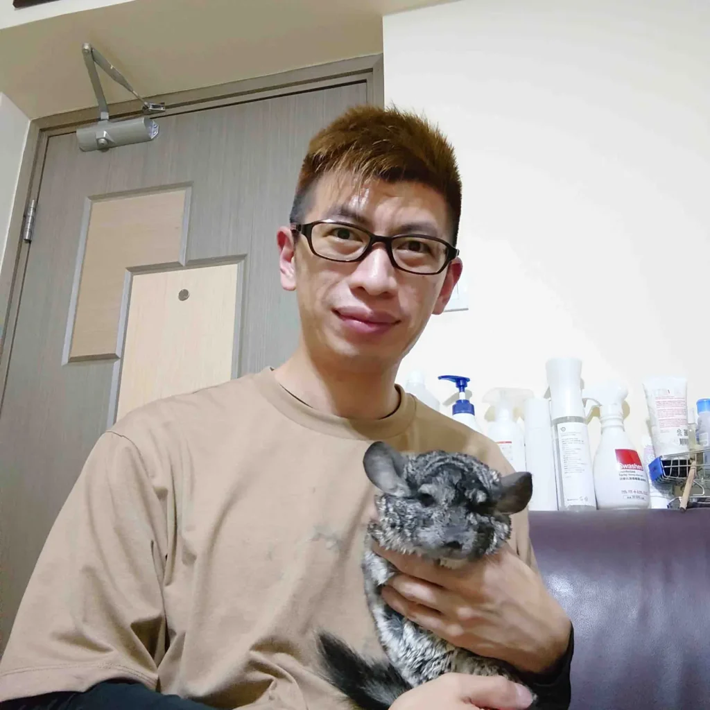 他曾是香港私營醫療體系中備受信賴的藥物部主管，領導團隊對抗疫情期間的藥物荒；他也曾是日夜顛倒、責任壓頂的前線管理者，在高壓工作中透支健康。然而，當人生走到十字路口，李駿傑（Nicky）選擇了另一條截然不同的路——走進音樂教育與復康訓練的世界，成為一位用心聆聽、用專業陪伴的導師。他的故事不只是關於轉行，更是一次對生命價值的重新定義。