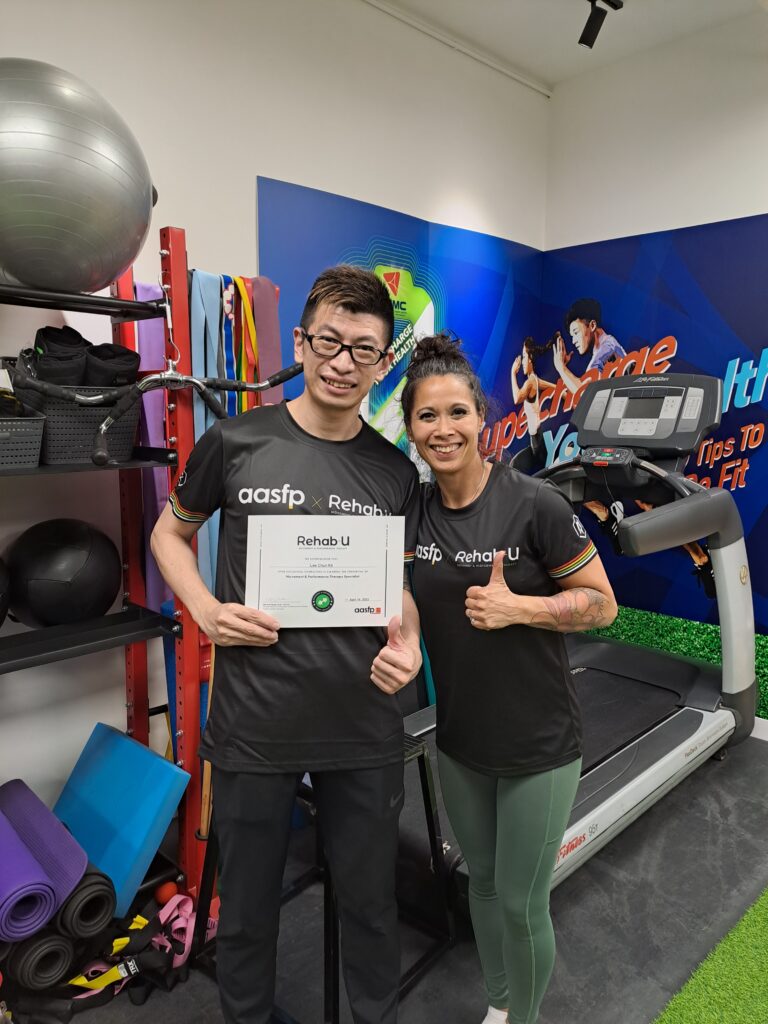 他是一位音樂導師，也是一位默默陪伴學生成長的同行者。在課堂上，他不只是教授吹奏技巧，更多時候，是在聽學生說話——訴說來自生活的壓力，在家庭中感到的無奈，說那些別人看不見的情緒。李駿傑（Nicky）的故事，不是關於成名或成功，而是關於一個人如何用音樂、教育與康復後體適能訓練，連結一個又一個曾經感到無助和被忽略的學生。這是一段關於理解與被理解的過程，也是一場關於堅持初心的旅程。