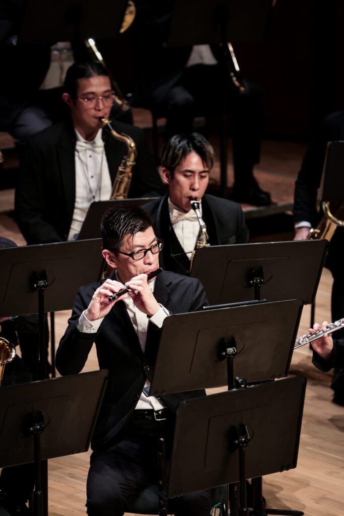 他是一位音樂導師，也是一位默默陪伴學生成長的同行者。在課堂上，他不只是教授吹奏技巧，更多時候，是在聽學生說話——訴說來自生活的壓力，在家庭中感到的無奈，說那些別人看不見的情緒。李駿傑（Nicky）的故事，不是關於成名或成功，而是關於一個人如何用音樂、教育與康復後體適能訓練，連結一個又一個曾經感到無助和被忽略的學生。這是一段關於理解與被理解的過程，也是一場關於堅持初心的旅程。