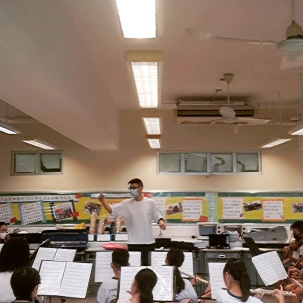 他曾是香港私營醫療體系中備受信賴的藥物部主管，領導團隊對抗疫情期間的藥物荒；他也曾是日夜顛倒、責任壓頂的前線管理者，在高壓工作中透支健康。然而，當人生走到十字路口，李駿傑（Nicky）選擇了另一條截然不同的路——走進音樂教育與復康訓練的世界，成為一位用心聆聽、用專業陪伴的導師。他的故事不只是關於轉行，更是一次對生命價值的重新定義。