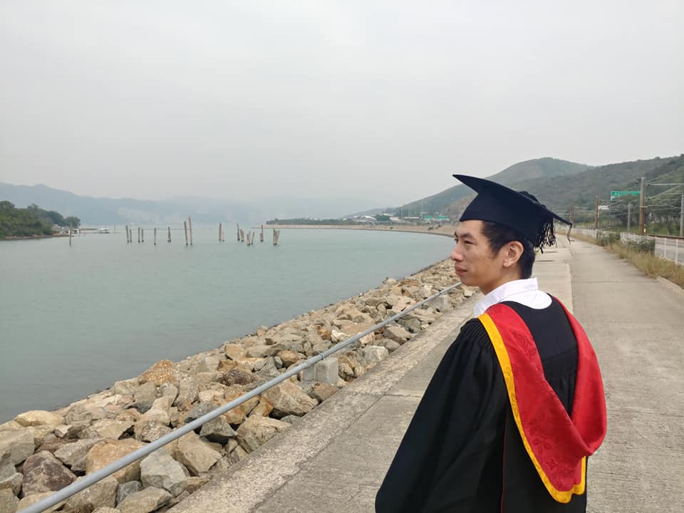 他是一位音樂導師，也是一位默默陪伴學生成長的同行者。在課堂上，他不只是教授吹奏技巧，更多時候，是在聽學生說話——訴說來自生活的壓力，在家庭中感到的無奈，說那些別人看不見的情緒。李駿傑（Nicky）的故事，不是關於成名或成功，而是關於一個人如何用音樂、教育與康復後體適能訓練，連結一個又一個曾經感到無助和被忽略的學生。這是一段關於理解與被理解的過程，也是一場關於堅持初心的旅程。