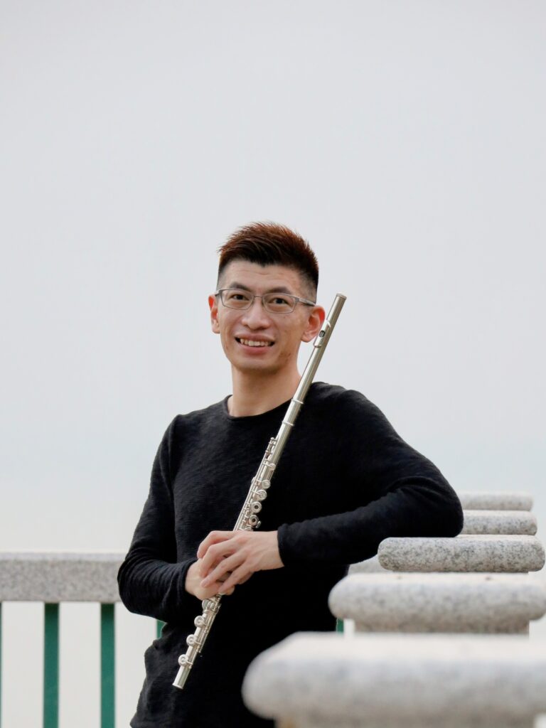 他曾是香港私營醫療體系中備受信賴的藥物部主管，領導團隊對抗疫情期間的藥物荒；他也曾是日夜顛倒、責任壓頂的前線管理者，在高壓工作中透支健康。然而，當人生走到十字路口，李駿傑（Nicky）選擇了另一條截然不同的路——走進音樂教育與復康訓練的世界，成為一位用心聆聽、用專業陪伴的導師。他的故事不只是關於轉行，更是一次對生命價值的重新定義。