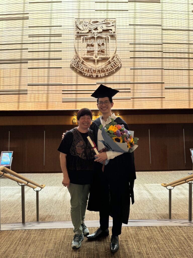 他是一位音樂導師，也是一位默默陪伴學生成長的同行者。在課堂上，他不只是教授吹奏技巧，更多時候，是在聽學生說話——訴說來自生活的壓力，在家庭中感到的無奈，說那些別人看不見的情緒。李駿傑（Nicky）的故事，不是關於成名或成功，而是關於一個人如何用音樂、教育與康復後體適能訓練，連結一個又一個曾經感到無助和被忽略的學生。這是一段關於理解與被理解的過程，也是一場關於堅持初心的旅程。