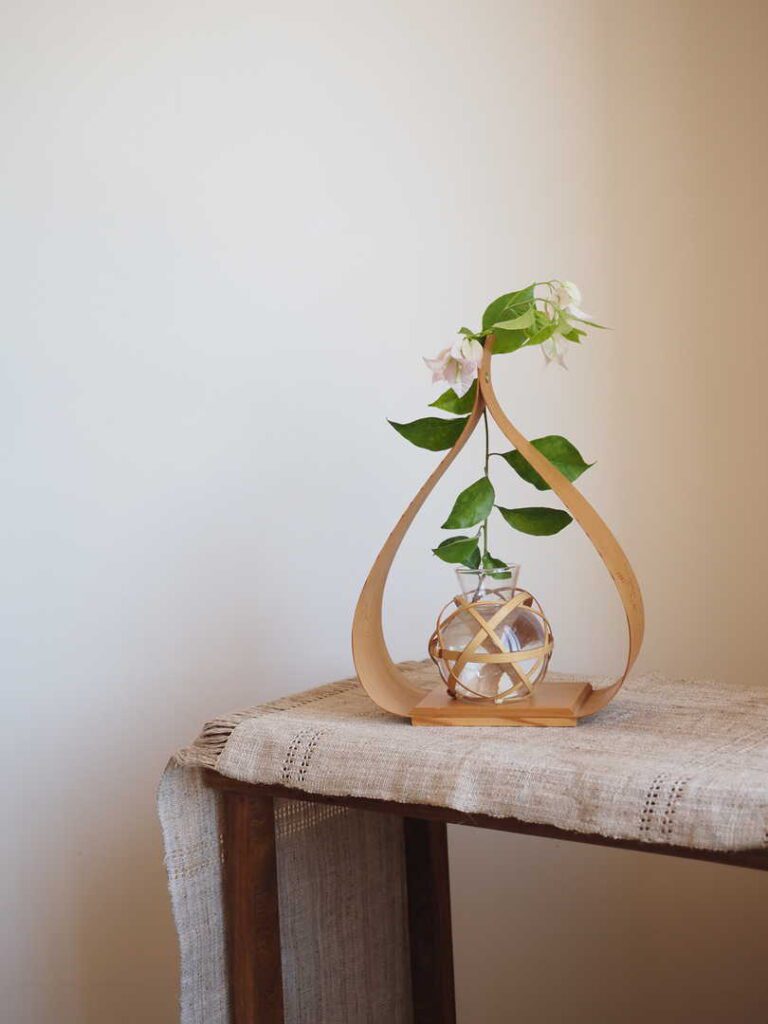 當我們談論療癒、靈性、生活品質時，很少有人能像她一樣，把這些看似抽象的概念，轉化為日常中每一頓飯、每一個空間、每一場交流中所能觸碰到的美。關琬潼Shadow —— 一位生活美學的實踐者，用二十年的創意與行動，將美育從藝術館帶入我們的餐桌與日常。一如她的作品與理念，她相信，美，不是遠方的風景，而是我們每一個當下的選擇。