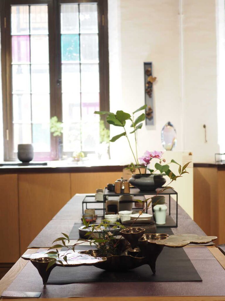 當我們談論療癒、靈性、生活品質時，很少有人能像她一樣，把這些看似抽象的概念，轉化為日常中每一頓飯、每一個空間、每一場交流中所能觸碰到的美。關琬潼Shadow —— 一位生活美學的實踐者，用二十年的創意與行動，將美育從藝術館帶入我們的餐桌與日常。一如她的作品與理念，她相信，美，不是遠方的風景，而是我們每一個當下的選擇。