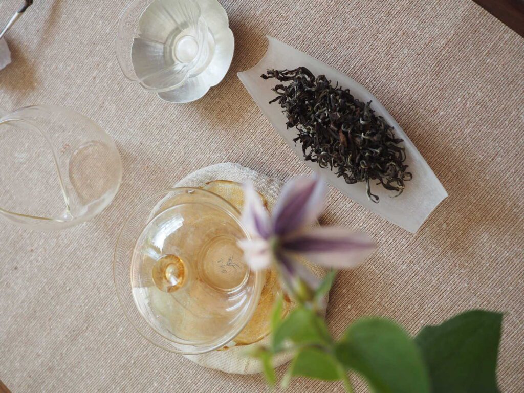 在這個越來越快的世界裡，越來越多人想要慢下來，尋找一種能讓心靈靜定的方式。茶，這項古老的文化載體，在現代人的生活中，重新被賦予了意義。它不只是飲品，更是一種生活態度，一種與自己對話的方式。關琬潼小姐Shadow，就是這樣一位在茶的世界裡找到內在節奏的人。她從小與茶結緣，經過多年探索與沉澱，最終選擇進一步走進由莊洪錦雅老師主導的大益茶道課程。透過她的學習歷程，我們看見了茶的深度，也看見了人與文化之間動人的連結。