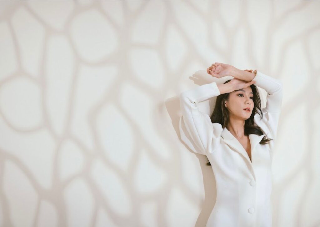 在模特兒的世界裡，光鮮亮麗的外表背後，往往藏著許多不為人知的掙扎與堅持。林幸𤦤 Pamela，是近年在廣告圈漸露頭角的新面孔。她不是一出道就萬眾矚目，也不是靠著背景或運氣快速上位。她的故事，是一段關於等待、關於懷疑、關於堅持不放棄的歷程。從學生時期的一句玩笑話，到今天正式踏上演藝與模特兒之路，這段旅程，她走得不輕鬆，但每一步都走得踏實。