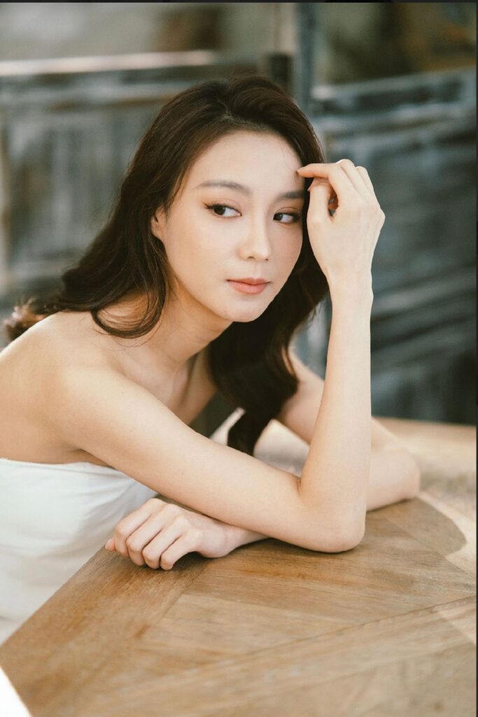 在人生的旅途中，有些人靠努力爭取舞台，有些人則用經歷累積力量。林幸𤦤（Pamela）是一位正在起步的時裝模特兒，她的故事沒有華麗包裝，卻句句真實、句句動人。從一次反吸煙廣告的堅持，到誤闖風月場所的驚險，再到親身見證母親康復的奇蹟，她用一顆相信的心，走出屬於自己的模特兒之路。這篇訪問，不只是關於夢想和演藝，更關於人生中那些讓人重新相信希望的時刻。