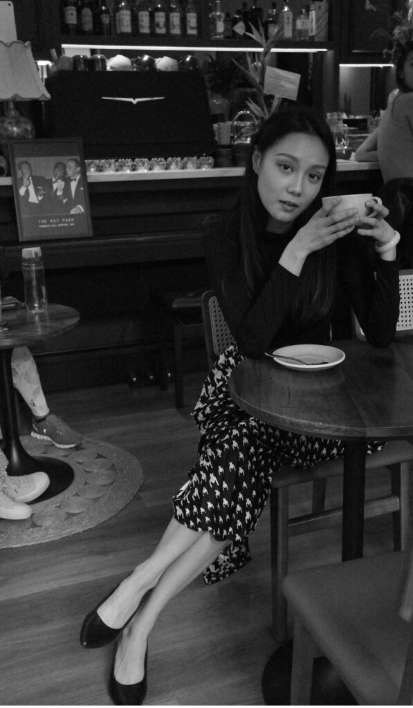 在人生的旅途中，有些人靠努力爭取舞台，有些人則用經歷累積力量。林幸𤦤（Pamela）是一位正在起步的時裝模特兒，她的故事沒有華麗包裝，卻句句真實、句句動人。從一次反吸煙廣告的堅持，到誤闖風月場所的驚險，再到親身見證母親康復的奇蹟，她用一顆相信的心，走出屬於自己的模特兒之路。這篇訪問，不只是關於夢想和演藝，更關於人生中那些讓人重新相信希望的時刻。