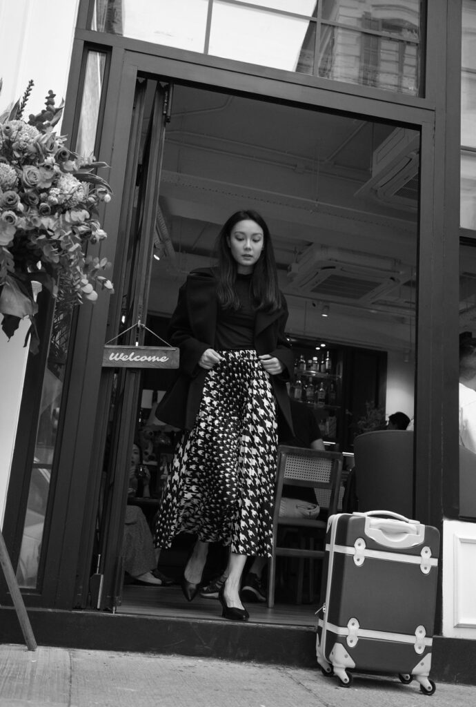 在人生的旅途中，有些人靠努力爭取舞台，有些人則用經歷累積力量。林幸𤦤（Pamela）是一位正在起步的時裝模特兒，她的故事沒有華麗包裝，卻句句真實、句句動人。從一次反吸煙廣告的堅持，到誤闖風月場所的驚險，再到親身見證母親康復的奇蹟，她用一顆相信的心，走出屬於自己的模特兒之路。這篇訪問，不只是關於夢想和演藝，更關於人生中那些讓人重新相信希望的時刻。