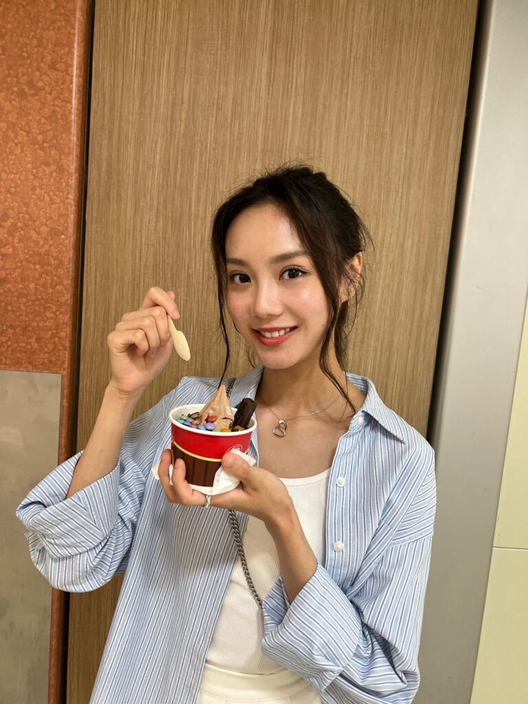 在人生的旅途中，有些人靠努力爭取舞台，有些人則用經歷累積力量。林幸𤦤（Pamela）是一位正在起步的時裝模特兒，她的故事沒有華麗包裝，卻句句真實、句句動人。從一次反吸煙廣告的堅持，到誤闖風月場所的驚險，再到親身見證母親康復的奇蹟，她用一顆相信的心，走出屬於自己的模特兒之路。這篇訪問，不只是關於夢想和演藝，更關於人生中那些讓人重新相信希望的時刻。