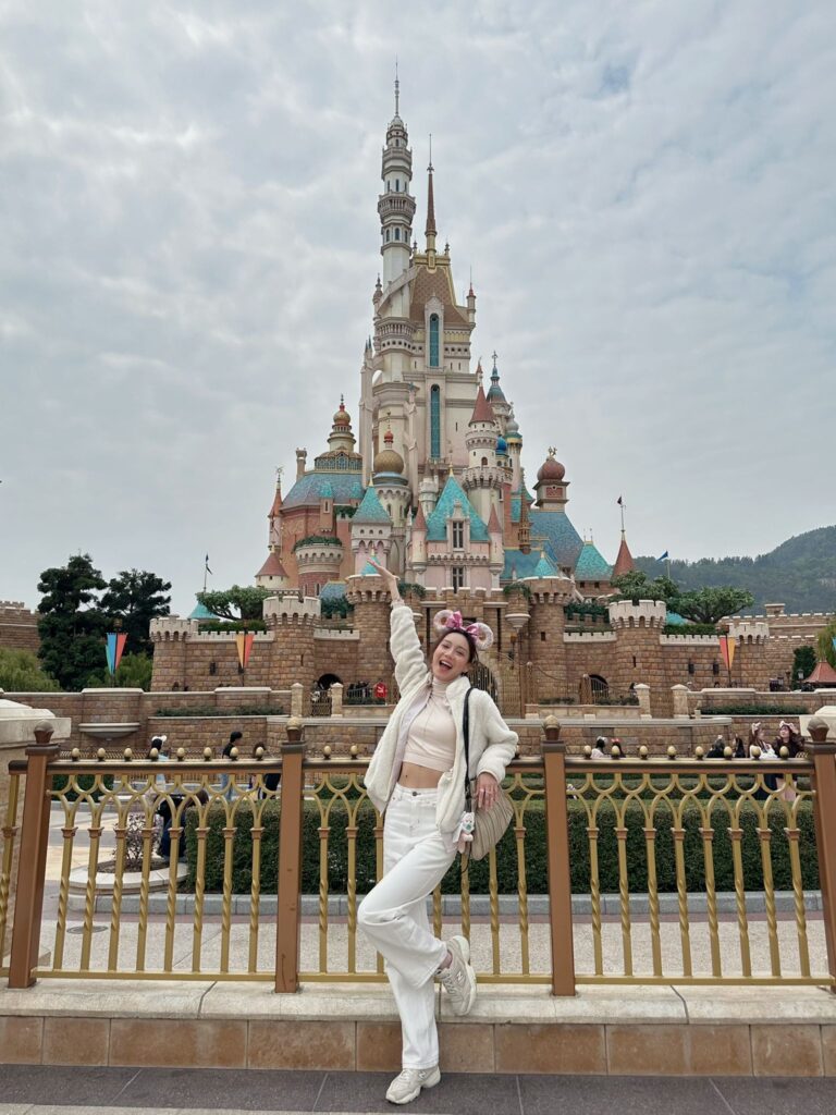 在人生的旅途中，有些人靠努力爭取舞台，有些人則用經歷累積力量。林幸𤦤（Pamela）是一位正在起步的時裝模特兒，她的故事沒有華麗包裝，卻句句真實、句句動人。從一次反吸煙廣告的堅持，到誤闖風月場所的驚險，再到親身見證母親康復的奇蹟，她用一顆相信的心，走出屬於自己的模特兒之路。這篇訪問，不只是關於夢想和演藝，更關於人生中那些讓人重新相信希望的時刻。