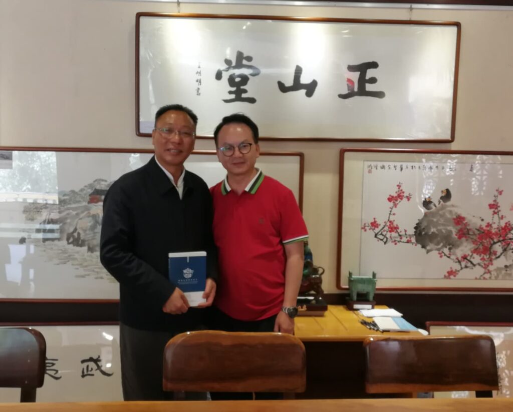 在這個講求效率與速度的時代,仍有人選擇放慢腳步,細細品味生活的每一刻。朱少榮Sammy便是其中之一。多年來,他在茶道的世界裡鑽研,從最初的一門興趣課開始,到後來深入研習中國茶文化,茶不再只是日常飲品,而是一種修心、修身的方式。這篇訪問,讓我們走進朱先生的茶道旅程,了解他如何透過學茶、品茶、教茶,將中國文化的精神內化於生活,並推廣至下一代。特別值得一提的是,他對香港大益茶道教室的肯定,更讓人看見這片茶香背後的文化深度與教育價值。