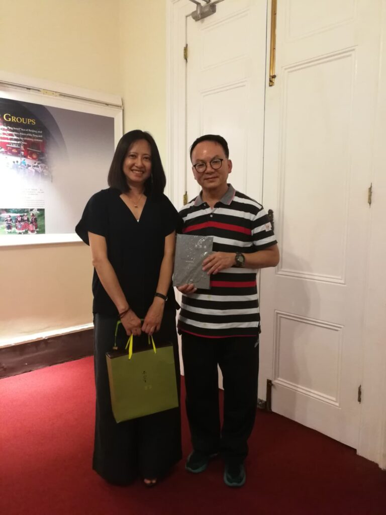 有些人對「退休」的想像，是從忙碌走向閒適，甚至是無所事事的過渡期。但對朱少榮Sammy而言，退休不是退場，而是一段全新的啟程。他把人生下半場活成了另一種高峰：學習、運動、探索興趣，甚至與兒子建立了更深厚的父子情誼。他以一種從容、積極的態度，讓我們重新思考什麼是真正的「退休生活」。