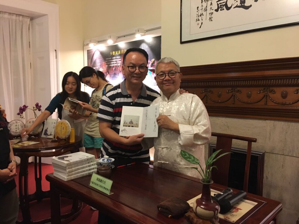 在這個講求效率與速度的時代,仍有人選擇放慢腳步,細細品味生活的每一刻。朱少榮Sammy便是其中之一。多年來,他在茶道的世界裡鑽研,從最初的一門興趣課開始,到後來深入研習中國茶文化,茶不再只是日常飲品,而是一種修心、修身的方式。這篇訪問,讓我們走進朱先生的茶道旅程,了解他如何透過學茶、品茶、教茶,將中國文化的精神內化於生活,並推廣至下一代。特別值得一提的是,他對香港大益茶道教室的肯定,更讓人看見這片茶香背後的文化深度與教育價值。