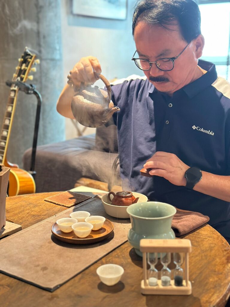 在這個講求效率與速度的時代,仍有人選擇放慢腳步,細細品味生活的每一刻。朱少榮Sammy便是其中之一。多年來,他在茶道的世界裡鑽研,從最初的一門興趣課開始,到後來深入研習中國茶文化,茶不再只是日常飲品,而是一種修心、修身的方式。這篇訪問,讓我們走進朱先生的茶道旅程,了解他如何透過學茶、品茶、教茶,將中國文化的精神內化於生活,並推廣至下一代。特別值得一提的是,他對香港大益茶道教室的肯定,更讓人看見這片茶香背後的文化深度與教育價值。