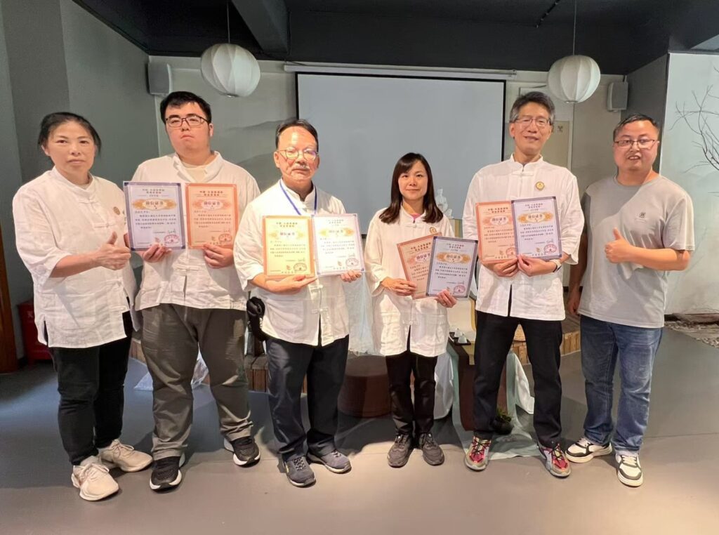 有些人對「退休」的想像，是從忙碌走向閒適，甚至是無所事事的過渡期。但對朱少榮Sammy而言，退休不是退場，而是一段全新的啟程。他把人生下半場活成了另一種高峰：學習、運動、探索興趣，甚至與兒子建立了更深厚的父子情誼。他以一種從容、積極的態度，讓我們重新思考什麼是真正的「退休生活」。