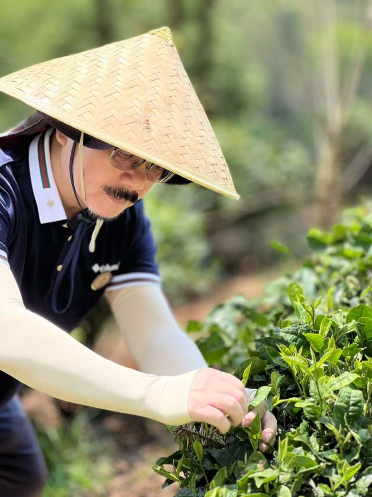在這個講求效率與速度的時代,仍有人選擇放慢腳步,細細品味生活的每一刻。朱少榮Sammy便是其中之一。多年來,他在茶道的世界裡鑽研,從最初的一門興趣課開始,到後來深入研習中國茶文化,茶不再只是日常飲品,而是一種修心、修身的方式。這篇訪問,讓我們走進朱先生的茶道旅程,了解他如何透過學茶、品茶、教茶,將中國文化的精神內化於生活,並推廣至下一代。特別值得一提的是,他對香港大益茶道教室的肯定,更讓人看見這片茶香背後的文化深度與教育價值。