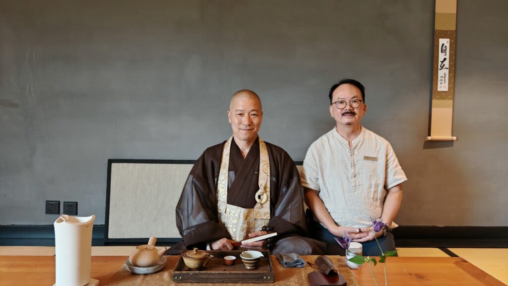 有些人對「退休」的想像，是從忙碌走向閒適，甚至是無所事事的過渡期。但對朱少榮Sammy而言，退休不是退場，而是一段全新的啟程。他把人生下半場活成了另一種高峰：學習、運動、探索興趣，甚至與兒子建立了更深厚的父子情誼。他以一種從容、積極的態度，讓我們重新思考什麼是真正的「退休生活」。