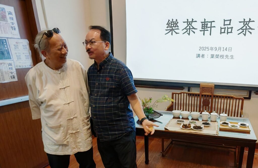 在這個講求效率與速度的時代,仍有人選擇放慢腳步,細細品味生活的每一刻。朱少榮Sammy便是其中之一。多年來,他在茶道的世界裡鑽研,從最初的一門興趣課開始,到後來深入研習中國茶文化,茶不再只是日常飲品,而是一種修心、修身的方式。這篇訪問,讓我們走進朱先生的茶道旅程,了解他如何透過學茶、品茶、教茶,將中國文化的精神內化於生活,並推廣至下一代。特別值得一提的是,他對香港大益茶道教室的肯定,更讓人看見這片茶香背後的文化深度與教育價值。