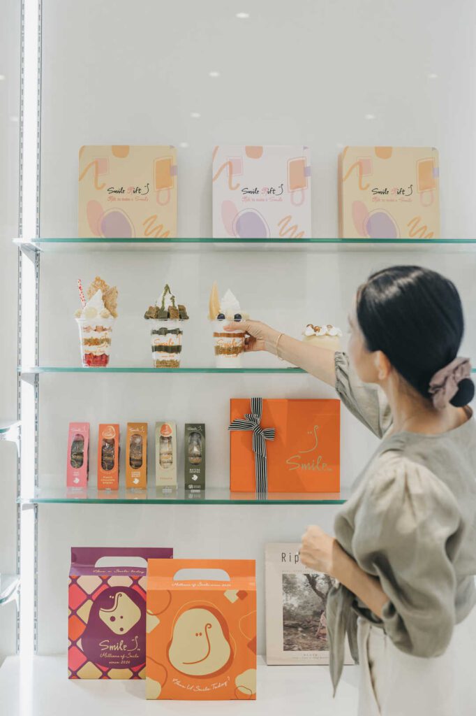 當我們談論療癒、靈性、生活品質時，很少有人能像她一樣，把這些看似抽象的概念，轉化為日常中每一頓飯、每一個空間、每一場交流中所能觸碰到的美。關琬潼Shadow —— 一位生活美學的實踐者，用二十年的創意與行動，將美育從藝術館帶入我們的餐桌與日常。一如她的作品與理念，她相信，美，不是遠方的風景，而是我們每一個當下的選擇。