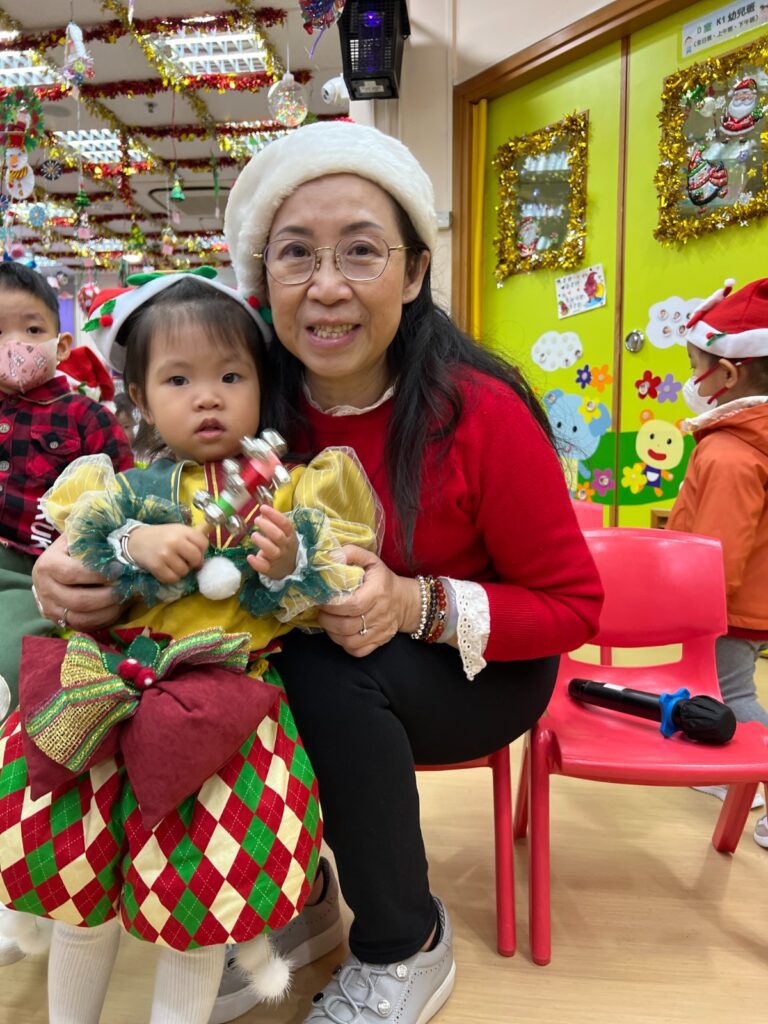 在教育的起點，幼稚園不僅是孩子進入學習旅程的第一站，更是家長學會放手與信任的重要一課。唐淑儀校長多年來默默耕耘，堅信教育不只是教知識，更是為孩子和家長「鋪路」，讓每一位小朋友都能在愛與關懷中茁壯成長。