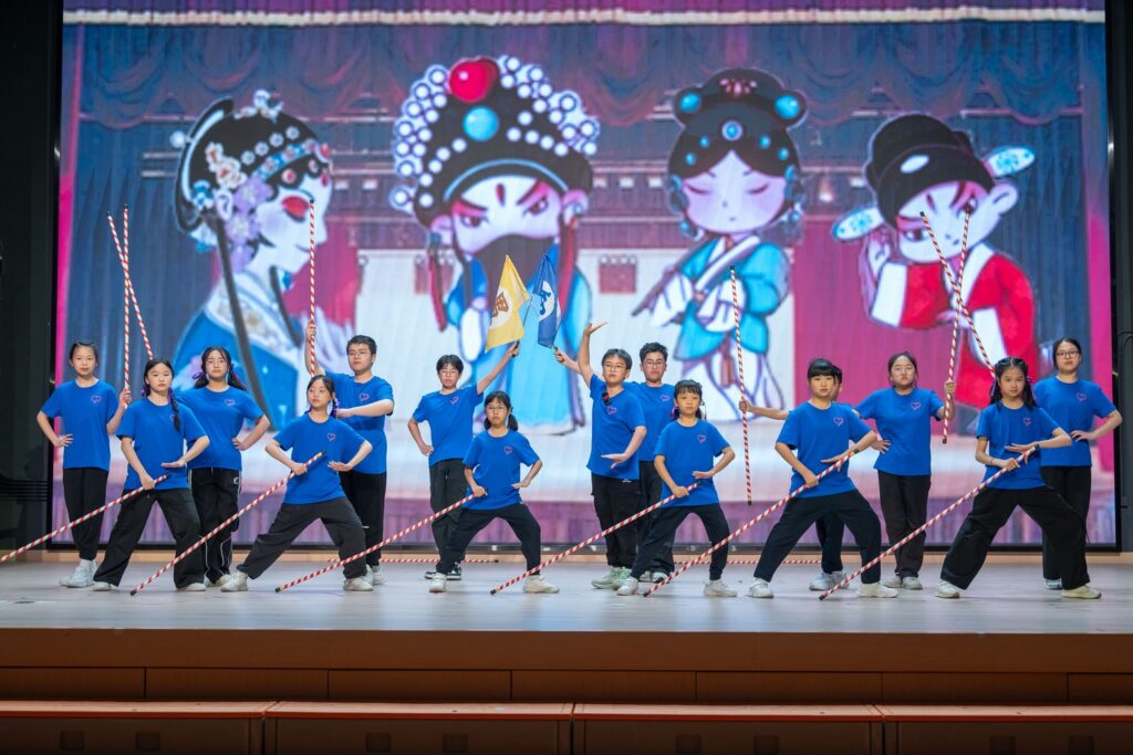 當大多數學校仍在追趕排名與成績的同時，中華基督教會全完第一小學已經走出一條屬於未來的教育之路。這裡的課堂不只在書本之間展開——學生們在下午參與體育、音樂、戲劇與創意活動，學習方式充滿選擇與彈性，連功課都可以因應能力自由調整。他們在團隊中學會合作，在舞台上找到自信，在服務中學懂責任。這一切的背後，是譚光德校長對教育的堅持：學校不只是培養分數的工廠，而是一個讓每個孩子都能被理解、被尊重、被成就的地方。