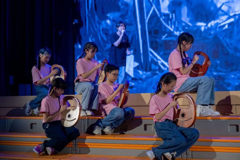 當大多數學校仍在追趕排名與成績的同時，中華基督教會全完第一小學已經走出一條屬於未來的教育之路。這裡的課堂不只在書本之間展開——學生們在下午參與體育、音樂、戲劇與創意活動，學習方式充滿選擇與彈性，連功課都可以因應能力自由調整。他們在團隊中學會合作，在舞台上找到自信，在服務中學懂責任。這一切的背後，是譚光德校長對教育的堅持：學校不只是培養分數的工廠，而是一個讓每個孩子都能被理解、被尊重、被成就的地方。