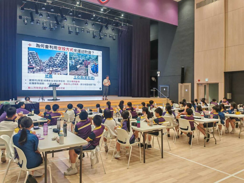 當大多數學校仍在追趕排名與成績的同時，中華基督教會全完第一小學已經走出一條屬於未來的教育之路。這裡的課堂不只在書本之間展開——學生們在下午參與體育、音樂、戲劇與創意活動，學習方式充滿選擇與彈性，連功課都可以因應能力自由調整。他們在團隊中學會合作，在舞台上找到自信，在服務中學懂責任。這一切的背後，是譚光德校長對教育的堅持：學校不只是培養分數的工廠，而是一個讓每個孩子都能被理解、被尊重、被成就的地方。