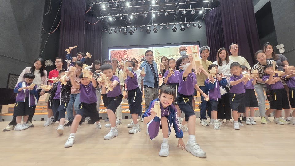 當大多數學校仍在追趕排名與成績的同時，中華基督教會全完第一小學已經走出一條屬於未來的教育之路。這裡的課堂不只在書本之間展開——學生們在下午參與體育、音樂、戲劇與創意活動，學習方式充滿選擇與彈性，連功課都可以因應能力自由調整。他們在團隊中學會合作，在舞台上找到自信，在服務中學懂責任。這一切的背後，是譚光德校長對教育的堅持：學校不只是培養分數的工廠，而是一個讓每個孩子都能被理解、被尊重、被成就的地方。