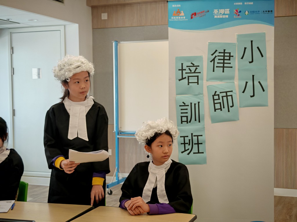 當大多數學校仍在追趕排名與成績的同時，中華基督教會全完第一小學已經走出一條屬於未來的教育之路。這裡的課堂不只在書本之間展開——學生們在下午參與體育、音樂、戲劇與創意活動，學習方式充滿選擇與彈性，連功課都可以因應能力自由調整。他們在團隊中學會合作，在舞台上找到自信，在服務中學懂責任。這一切的背後，是譚光德校長對教育的堅持：學校不只是培養分數的工廠，而是一個讓每個孩子都能被理解、被尊重、被成就的地方。