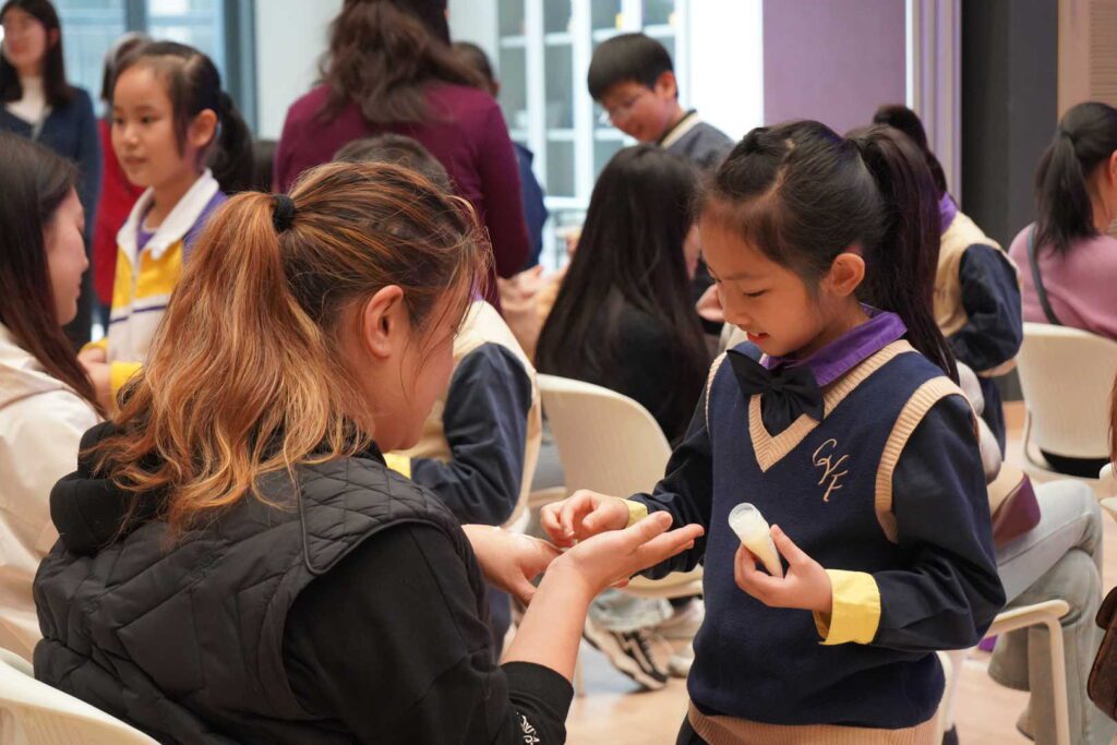 在香港的教育界，有不少校長以創新理念、堅定信念默默耕耘，他們不是為了名利而來，而是因為心中有一團火，願意為學生點亮前路。中華基督教會全完第一小學的譚光德校長，便是其中一位。從課程主任到校長，他的教育之路，既有曲折，也見堅持。在這次訪談中，他分享了自己的故事，讓人聽完深受觸動。