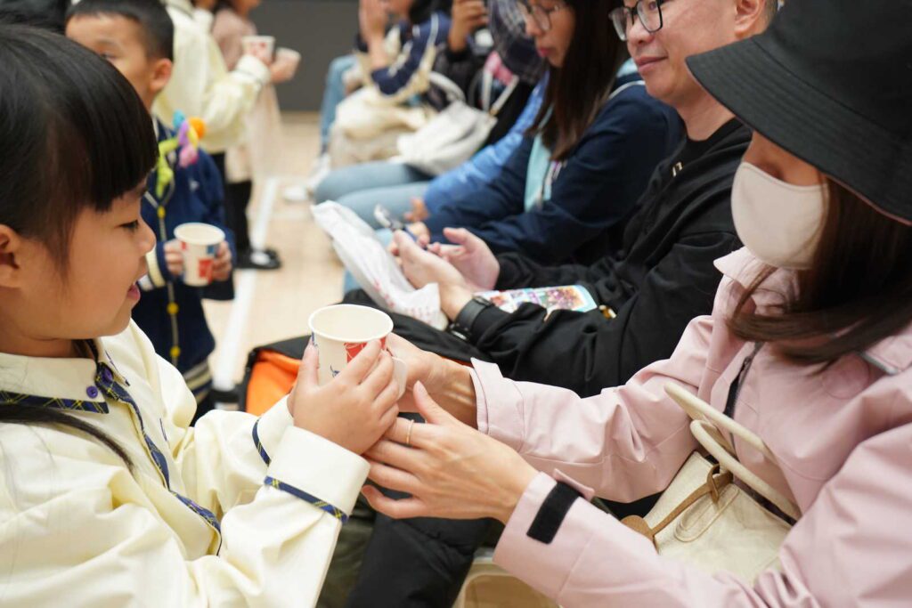 在香港的教育界，有不少校長以創新理念、堅定信念默默耕耘，他們不是為了名利而來，而是因為心中有一團火，願意為學生點亮前路。中華基督教會全完第一小學的譚光德校長，便是其中一位。從課程主任到校長，他的教育之路，既有曲折，也見堅持。在這次訪談中，他分享了自己的故事，讓人聽完深受觸動。