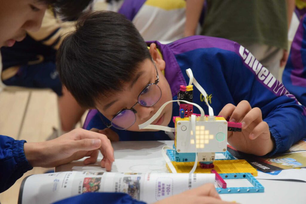 在香港的教育界，有不少校長以創新理念、堅定信念默默耕耘，他們不是為了名利而來，而是因為心中有一團火，願意為學生點亮前路。中華基督教會全完第一小學的譚光德校長，便是其中一位。從課程主任到校長，他的教育之路，既有曲折，也見堅持。在這次訪談中，他分享了自己的故事，讓人聽完深受觸動。