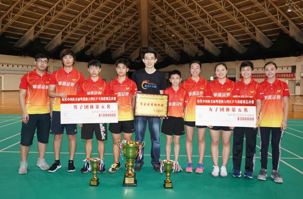 在香港這個節奏急促的城市裡，有人默默地用一塊塊球桌、一場場比賽，為社區連結人與人之間的關係，也為一代又一代年輕人打造夢想的舞台。他叫陳樹恩 (貓哥)，是《香港乒乓網》的創辦人。最初，他只是想找人打波，卻意外促成了一個社區網絡的誕生。透過《香港乒乓網》討論區，網友們自發組織了超過15,000場乒乓球球局，讓這項運動在社區中生根茁壯。而貓哥本人，過去18年來親自策劃和主辦了超過3,000場大大小小的比賽，累積參與人次超過10萬。這不只是一段關於乒乓球的旅程，更是一個民間力量如何在城市中扎根、發光的故事。