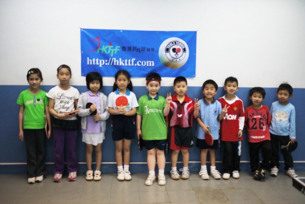 在這個時代，成功常被定義為權勢、財富與名氣。但對有些人而言，真正的成就，或許藏在一個個熱血沸騰的週末、一雙雙因努力而閃亮的眼睛之中。陳樹恩，人稱「貓哥」，是《香港乒乓網》的創辦人，曾經叱吒商界三十年，如今卻把人生的下半場投注在一項他熱愛的運動——乒乓球上。他不是退而不休，而是選擇重新出發，用一顆熱血的心，為香港的年輕人、家庭甚至整個社會，建構出一個屬於乒乓球的夢想舞台。