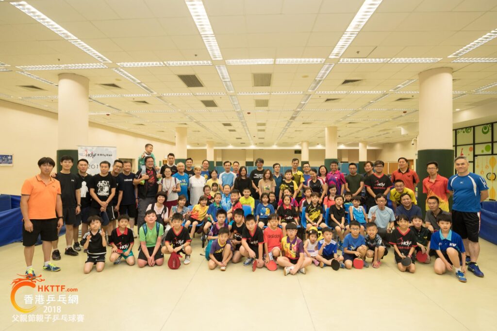 在這個時代，成功常被定義為權勢、財富與名氣。但對有些人而言，真正的成就，或許藏在一個個熱血沸騰的週末、一雙雙因努力而閃亮的眼睛之中。陳樹恩，人稱「貓哥」，是《香港乒乓網》的創辦人，曾經叱吒商界三十年，如今卻把人生的下半場投注在一項他熱愛的運動——乒乓球上。他不是退而不休，而是選擇重新出發，用一顆熱血的心，為香港的年輕人、家庭甚至整個社會，建構出一個屬於乒乓球的夢想舞台。