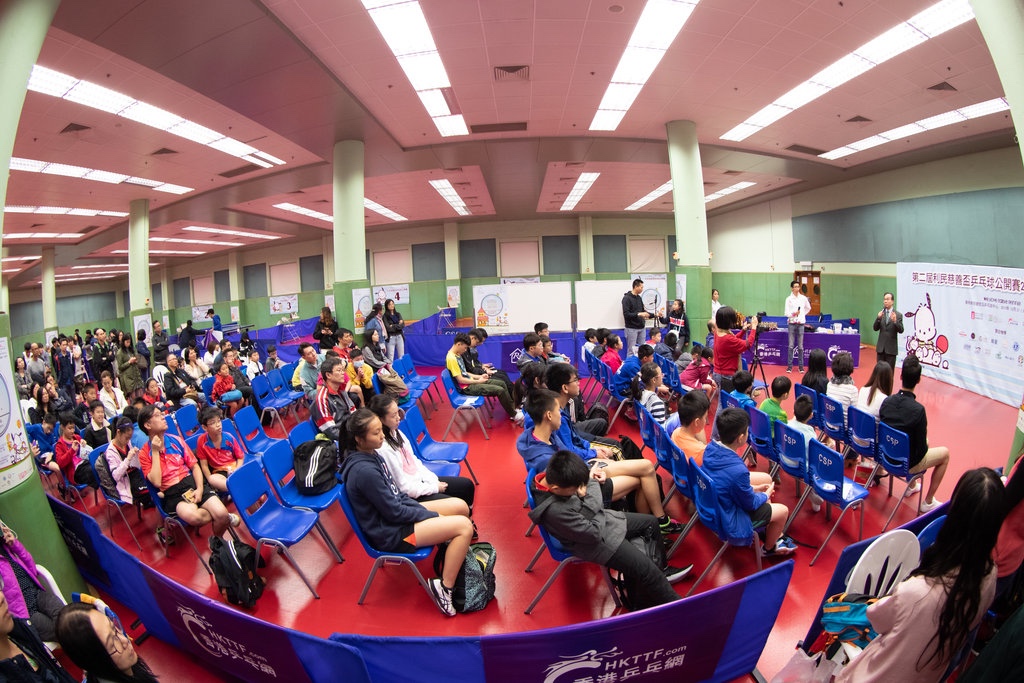 在這個時代，成功常被定義為權勢、財富與名氣。但對有些人而言，真正的成就，或許藏在一個個熱血沸騰的週末、一雙雙因努力而閃亮的眼睛之中。陳樹恩，人稱「貓哥」，是《香港乒乓網》的創辦人，曾經叱吒商界三十年，如今卻把人生的下半場投注在一項他熱愛的運動——乒乓球上。他不是退而不休，而是選擇重新出發，用一顆熱血的心，為香港的年輕人、家庭甚至整個社會，建構出一個屬於乒乓球的夢想舞台。