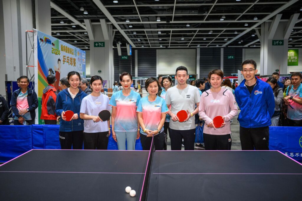 在香港這個節奏急促的城市裡，有人默默地用一塊塊球桌、一場場比賽，為社區連結人與人之間的關係，也為一代又一代年輕人打造夢想的舞台。他叫陳樹恩 (貓哥)，是《香港乒乓網》的創辦人。最初，他只是想找人打波，卻意外促成了一個社區網絡的誕生。透過《香港乒乓網》討論區，網友們自發組織了超過15,000場乒乓球球局，讓這項運動在社區中生根茁壯。而貓哥本人，過去18年來親自策劃和主辦了超過3,000場大大小小的比賽，累積參與人次超過10萬。這不只是一段關於乒乓球的旅程，更是一個民間力量如何在城市中扎根、發光的故事。