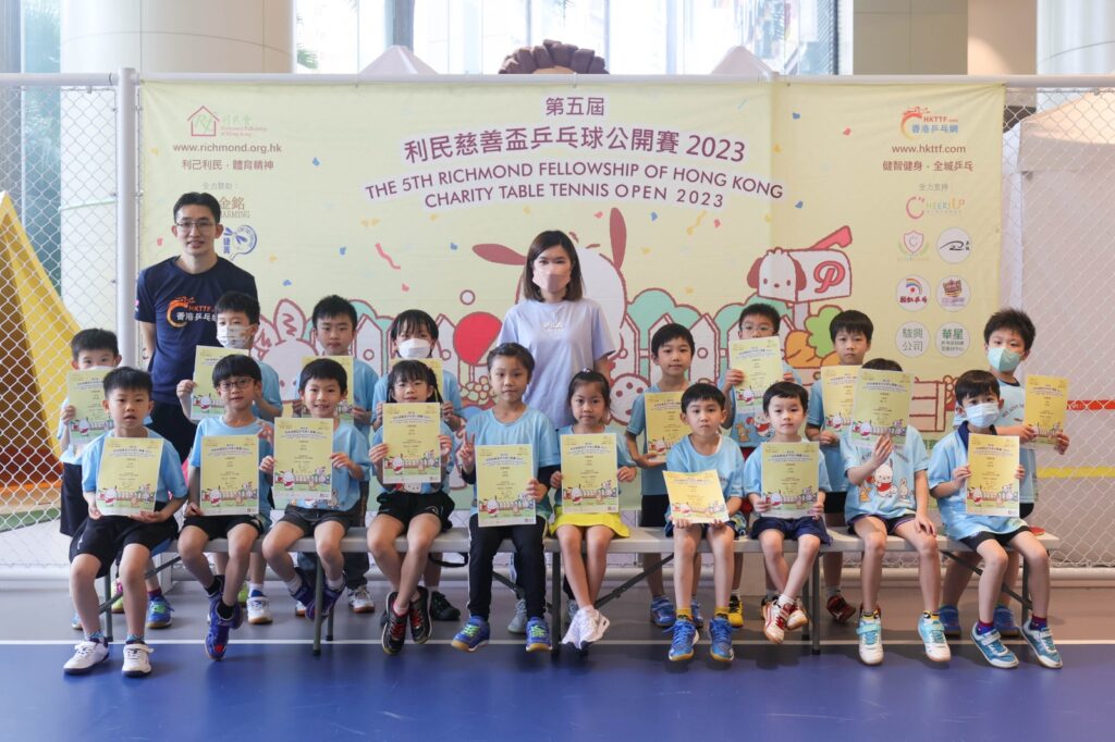 在這個時代，成功常被定義為權勢、財富與名氣。但對有些人而言，真正的成就，或許藏在一個個熱血沸騰的週末、一雙雙因努力而閃亮的眼睛之中。陳樹恩，人稱「貓哥」，是《香港乒乓網》的創辦人，曾經叱吒商界三十年，如今卻把人生的下半場投注在一項他熱愛的運動——乒乓球上。他不是退而不休，而是選擇重新出發，用一顆熱血的心，為香港的年輕人、家庭甚至整個社會，建構出一個屬於乒乓球的夢想舞台。